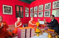 ທູດປະເທດມຽນມາ ມອບພະໄຕປິດົກ ແລະຄຳພີອັດຖະກະຖາໃຫ້ແກ່ ແຂວງຫຼວງພະບາງ