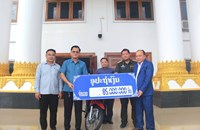 ກຸ່ມບໍລິສັດ ແສງອາລຸນ ມອບເງິນ ແລະ ລົດຈັກໃຫ້ແຂວງອັດຕະປື