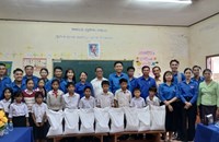 ມອບອຸປະກອນການສຶກສາ ແລະ ເຄື່ອງອຸປະໂພກ-ບໍລິໂພກ ໃຫ້ນັກຮຽນໂຮງຮຽນປະຖົມບາຈຽງ