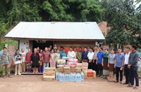 ຫຼາຍພາກສ່ວນ ມອບເຄື່ອງຊ່ວຍເຫຼືອ ບັນເທົາທຸກໃຫ້ຜູ້ປະສົບໄພນໍ້າຖ້ວມ ຢູ່ບ້ານນໍ້າດີ