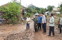 ພົນເອກ ຄໍາລຽງ ອຸທະໄກສອນ ຕິດຕາມການແກ້ໄຂສະພາບນໍ້າຖ້ວມຢູ່ເມືອງນາໝໍ້