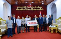 ພິທີມອບເງິນຊ່ວຍເຫຼືອຜູ້ປະສົບໄພພິບັດຢູ່ແຂວງຫຼວງພະບາງ