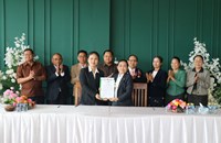 ມອບລົດບັນຈຸເກັບມ້ຽນຂີ້ເຫຍື່ອ ໃຫ້ບໍລິສັດການຄ້າຂາເຂົ້າ-ຂາອອກເມືອງລະມາມ ຈໍາກັດ