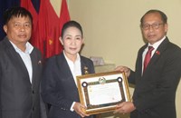 ພະແນກ ວທ ແຂວງອັດຕະປື ມອບຫຼຽນກາລະນຶກ 50 ປີ