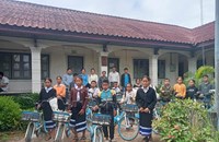 ນັກຮຽນ ທີ່ຂາດເຂີນແຕ່ມີຜົນການຮຽນດີ ຢູ່ເມືອງຜາອຸດົມ 30ຄົນໄດ້ຮັບລົດຖີບ