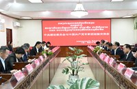 ສະພາທິດສະດີສູນກາງພັກແລກປ່ຽນບົດຮຽນ ກັບ ຄະນະຊ່ຽວຊານຂອງພັກກອມມູນິດຈີນ