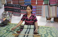 ຫັດຖະ​ກໍາ​ຕໍ່າ​ແຜ່ນ​ເອກະລັກ​​ພູມ​ປັນຍາ​​ເຜົ່າ​ກະ​ຕູ່​