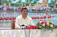 ງານບຸນຊ່ວງເຮືອ ທີ່ທ່າວັດຈັນ ເນັ້ນຮ້ານຄ້າຕ້ອງມີຖົງຢາງດໍາເພື່ອໃສ່ຂີ້ເຫຍື້ອ ສິ່ງເສດເຫຼືອຕ່າງໆ