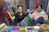 ສືບສານພູມປັນຍາ "ຜ້າຂຽນທຽນ" ຈາກຫັດຖະກໍາພື້ນບ້ານ ສູ່ການສ້າງລາຍຮັບໃຫ້ຊຸມຊົນເຜົ່າມົ້ງ