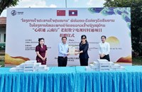 ໂຄງການໃຈປະສານໃຈຢຸນໜານ ມອບກ່ອງຮັບສັນຍານໂທລະພາບດີຈີຕອນໃຫ້ສອງບ້ານ