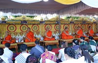 ຊາວພຸດເມືອງທ່າແຂກ ພ້ອມໃຈໃສ່ບາດ ສືບສານຮີດຄອງປະເພນີທີ່ຫໍຫຼັກເມືອງ