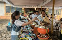ຊາວພຸດຮ່ວມກັນໃສ່ບາດ ໃນມື້ບຸນອອກພັນສາປະວໍຣະນາ ຮັກສາໄດ້ຮີດຄອງປະເພນີລາວ