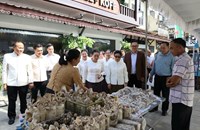 ທ່ານນາງ ວຽງທອງ ສີພັນດອນ ຢ້ຽມຊົມຮ້ານວາງສະແດງ ຊຸກຍູ້ສິນຄ້າທ້ອງຖິ່ນໃນງານບຸນອອກພັນສາ ທີ່ຄຳມ່ວນ
