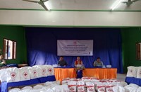 ອົງ​ການ​ກາ​ແດງແຫ່ງ​ຊາດມອບເຄື່ອງຊ່ວຍເຫຼືອໃຫ້ຄອບຄົວປະສົບໄພນໍ້າຖ້ວມຢູ່​ເມືອງ​ພຽງ