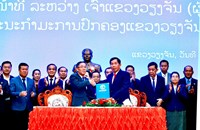 ມອບຮັບໜ້າທີ່ລະຫວ່າງເຈົ້າແຂວງແລະປະທານຄະນະກຳມະການປົກຄອງແຂວງວຽງຈັນ