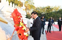 ວາງພວງມາລາ ແລະ ກະຕ່າດອກໄມ້ ຂໍ່ານັບຮັບຕ້ອນກອງປະຊຸມໃຫຍ່ ຜູ້ແທນທົ່ວປະເທດ ຄັ້ງທີ XII ຂອງພັກ