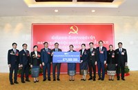 ທຫລ ມອບເງິນຊຸກຍູ້ກອງປະຊຸມໃຫຍ່ຜູ້ແທນທົ່ວປະເທດ ຄັ້ງທີ XII ຂອງພັກ