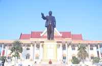 ຄະນະບໍລິຫານງານສູນກາງພັກ ສະໄໝທີ XII ວາງກະຕ່າດອກໄມ້ຢູ່ຫໍພິພິທະພັນໄກສອນ ພົມວິຫານ