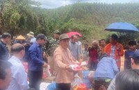 ທ່ານ ບຸນໂຈມ ອຸບົນປະເສີດ ເລຂາພັກແຂວງ  ປະທານສະພາປະຊາຊົນ ຕິດຕາມສະພາບນ້ຳຖ້ວມຢູ່ເມືອງເຊໂປນ