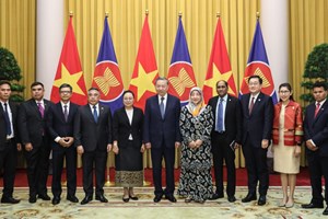 ທູດ​ບັນ​ດາ​ປະ​ເທດ​ອາ​ຊຽນແລະຕີມໍແລັດສະເຕຢ້ຽມ​ຂ່ຳ​ນັບ​ປະ​ທານ​ປະ​ເທດ​ ສ​ສຫວຽດ​ນາມ​ຄົນ​ໃໝ່