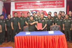 ມອບ-ຮັບໜ້າທີ່ຫົວໜ້າກົມນໍ້າມັນເຊື້ອໄຟກອງທັບ ລະຫວ່າງ ຜູ້ເກົ່າ ກັບ ຜູ້ໃໝ່