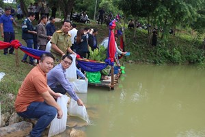 ເມືອງເງິນສູ້ຊົນປ່ອຍປາລົງສູ່ແຫຼ່ງນໍ້າທໍາມະຊາດ ໃຫ້ໄດ້ 570.000 ໂຕ