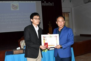 ຄຊປປລມອບຫຼຽນທີ່ລະນຶກ 65 ປີໃຫ້ນັກຮຽນທີ່ໄດ້ຮັບລາງວັນການແຂ່ງຂັນນັກຮຽນເກັ່ງໂອແລັມປິກ