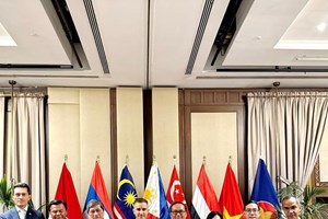 ທູດລາວ ປະຈຳຮົງກາຣີຈັດງານສະແດງເຜີຍແຜ່ວັດທະນະທຳລາວ