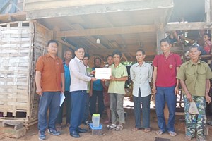 ມອບເງິນໃຫ້ຄອບຄົວຖືກເຄາະຮາຍຈາກໄພນ້ຳຖ້ວມ ຢູ່ບ້ານ ກໍ່າ