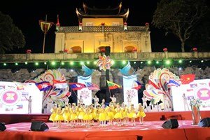 ງານເທດ​ສະ​ການວັດ​ທະ​ນະ​ທຳ​ມິດ​ຕະ​ພາບ “ສີ​ສັນ​ອາ​ຊຽນ”