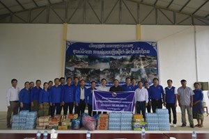 ຄະນະນໍາ ສຊປລ ເຄື່ອນໄຫວມອບເຄື່ອງຊ່ວຍເຫຼືອຜູ້ປະສົບໄພນໍ້າຖ້ວມ