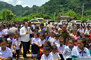 ເຈົ້າແຂວງສະຫວັນນະເຂດ ລົງຊຸກຍູ້ການຮຽນ-ການສອນ ຢູ່ເຂດຈຸດສຸມຈຽງຕູບ