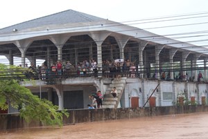 ຫຼາຍພາກສ່ວນເຂົ້າຊ່ວຍປະຊາຊົນ ທີ່ໄດ້ຮັບຜົນກະທົບໜັກຈາກນໍ້າຖ້ວມ ຢູ່ຫຼວງນ້ຳທາ