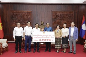 ສະມາຄົມໃຫຍ່ຊາວຫວຽດນາມ ປະຈຳລາວ ມອບເງິນ 76 ລ້ານກີບ ໃຫ້ ສນຊ