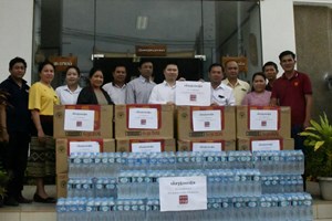 ຫຼາຍພາກສ່ວນມອບເຄື່ອງແລະເງິນຊ່ວຍເຫຼືອປະຊາຊົນຖືກຜົນກະທົບໄພນ້ຳຖ້ວມ