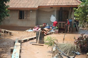 ປະຊາຊົນຫຼວງນໍ້າທາ ເລັ່ງອະນາໄມເຮືອນຊານພາຍຫຼັງນໍ້າບົກແຫ້ງ