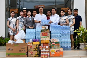 ໂຮງແຮມ ແລະ ຮ້ານອາຫານວຽງຈັນແມ່ຂອງ ມອບເຄື່ອງຊ່ວຍເຫຼືອໃຫ້ປະຊາຊົນທີ່ປະສົບໄພນ້ຳຖ້ວມ