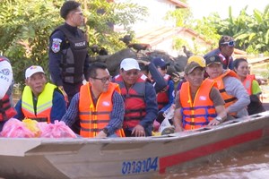 ເຈົ້າຄອງ ນ.ວ ລົງມອບເຄື່ອງຊ່ວຍເຫຼືອໃຫ້ປະຊາຊົນທີ່ຖືກຜົນກະທົບຈາກໄພນໍ້າຖ້ວມ.