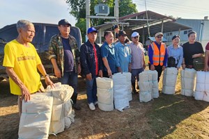 ຮອງປະທານ ສນຊ ລົງຊຸກຍູ້ຕິດຕາມສະພາບນໍ້າຂອງ ແລະ ມອບເປົາໃສ່ຊາຍໃຫ້ບັນດາເມືອງ