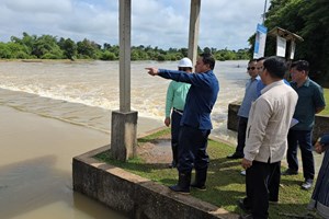 ເຈົ້າແຂວງສະຫວັນະເຂດ ລົງຕິດຕາມສະພາບນ້ຳຖ້ວມຢູ່ເມືອງຈຳພອນ