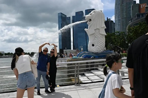 ຕຳຫຼວດສິງກະໂປສອບສວນຜູ້ຕ້ອງສົງໄສຄະດີສໍ້ໂກງ