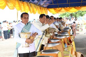 ການນຳແຂວງຄຳມ່ວນ ຮ່ວມໃສ່ບາດງານບຸນຫໍ່ເຂົ້າສະຫຼາກ