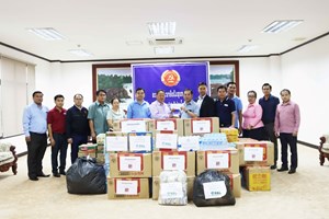 ໜັງສືພິມ ປະຊາຊົນ ມອບເຄື່ອງຊ່ວຍເຫຼືອໃຫ້ຜູ້ປະສົບໄພນ້ຳຖ້ວມ