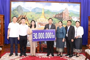 ມອບ-ຮັບ ເງິນຊ່ວຍເຫຼືອປະຊາຊົນ ຜູ້ປະສົບໄພພິບັດນໍ້າຖ້ວມ