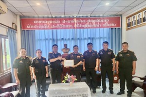 ທະຫານແຂວງບໍ່ແກ້ວ ມອບເງິນຊ່ວຍເຫຼືອໄພນ້ຳຖ້ວມໃຫ້ທະຫານແຂວງຫຼວງນ້ຳທາ.