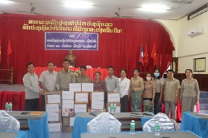 ເດັກດ້ອຍໂອກາດ 260 ນ້ອງ ຢູ່ເມືອງເງິນໄດ້ຮັບເຄື່ອງຊ່ວຍເຫຼືອ