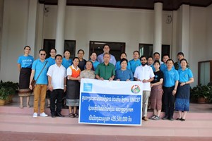 ສະຫະພັນແມ່ຍິງລາວ ຮ່ວມກັບ ອົງການຢູ່ນີເຊັບມອບເຄື່ອງຊ່ວຍເຫຼືອໃຫ້ຜູ້ປະສົບໄພນໍ້າຖ້ວມຢູ່ເມືອງຫຼວງນໍ້າທາ