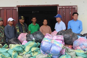 ການນໍາ ຫຼວງນໍ້າທາ ມອບເຄື່ອງຊ່ວຍເຫຼືອໃຫ້ປະຊາຊົນຜູ້ທີ່ຖືກຜົນກະທົບຈາກໄພນໍ້າຖ້ວມ