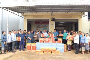 ເຈົ້າແຂວງຈໍາປາສັກ ເຄື່ອນໄຫວພົບປະ ພໍ່ແມ່ປະຊາຊົນທີ່ໄດ້ຮັບຜົນກະທົບຈາກໄພນໍ້າຖ້ວມ 