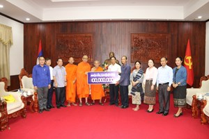 ມອບ-ຮັບເງິນ ຊ່ວຍເຫຼືອຕ້ານໄພນໍ້າຖ້ວມ